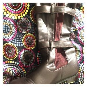 Brown gently used boots